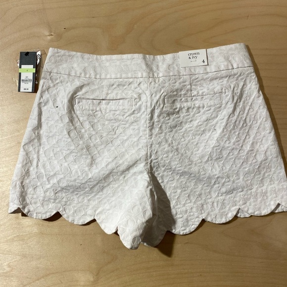 Crown & Ivy Women's White Scalloped Shorts Size 4 (MO) - Picture 6 of 7
